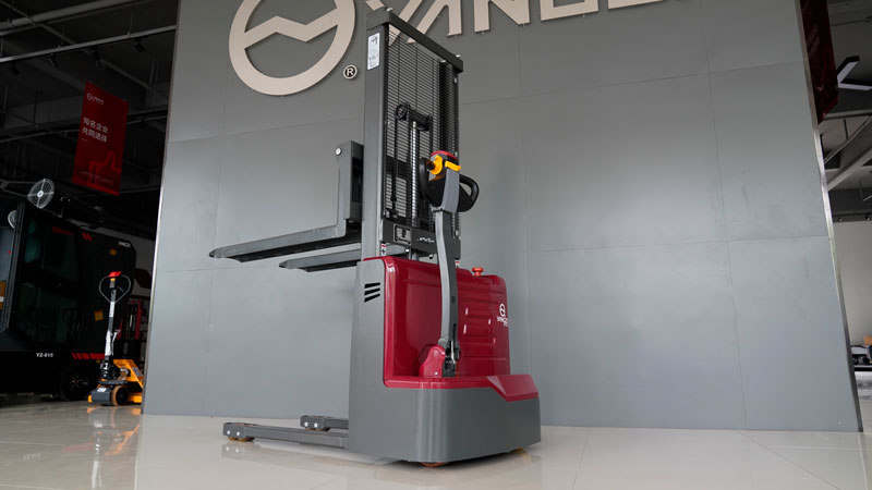 電動(dòng)叉車與燃?xì)獠孳嚕耗膫€(gè)更高效